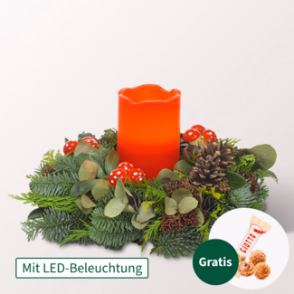 Weihnachtsgesteck mit roter LED-Kerze mit Ferrero Giotto 3er