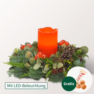 Weihnachtsgesteck mit roter LED-Kerze mit Ferrero Giotto 3er