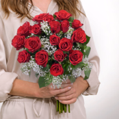 18 rote Rosen mit Schleierkraut