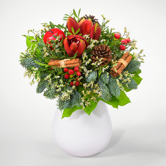 Blumenstrauß Winterstimmung mit Gutschein sowie mit Vase & Ferrero Giotto 3er