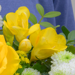 Blumenstrauß Frühlingsglanz mit Vase & Ferrero Giotto 3er