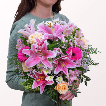 Blumenstrauß Von Herzen mit Vase & Ferrero Giotto 3er