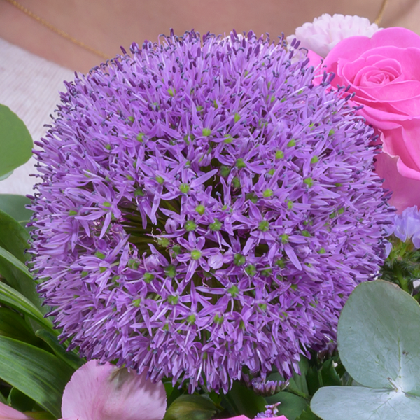 Premium Bouquet Danke with Premium Vase &amp; 3 Ferrero Giotto | FloraPrima