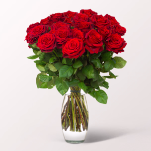Rote Rosen im Bund mit Vase & Ferrero Giotto 3er