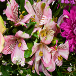 Blumenstrauß Muttertagszauber mit Vase & Ferrero Giotto 3er