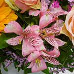 Blumenstrauß Fabelhaft mit Vase & Ferrero Giotto 3er