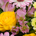 Blumenstrauß Joy mit Vase & Ferrero Giotto 3er