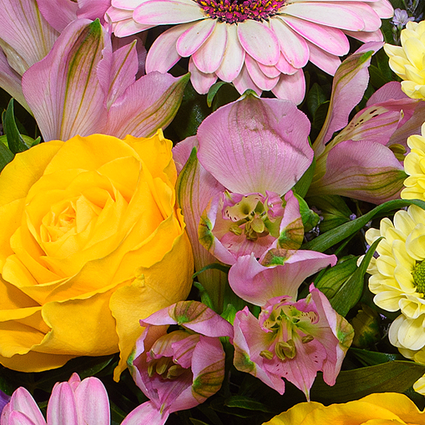 Blumenstrauß Joy mit Vase & Ferrero Giotto