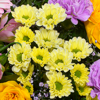 Blumenstrauß Joy mit Vase & Ferrero Giotto 3er
