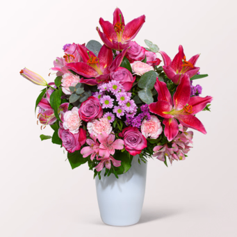 Premium Bouquet Mama with Premium Vase & 3 Ferrero Giotto