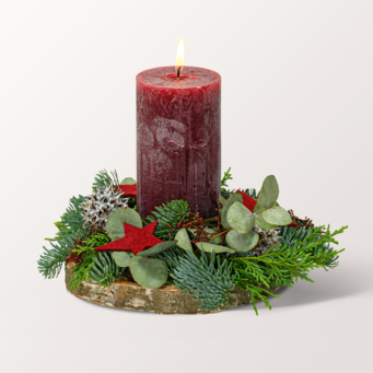 Adventsgesteck mit bordeauxfarbener Kerze