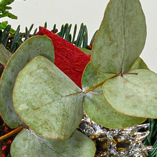 Adventsgesteck mit bordeauxfarbener Kerze mit Ferrero Giotto 3er