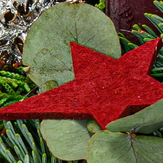 Adventsgesteck mit bordeauxfarbener Kerze mit Ferrero Giotto 3er