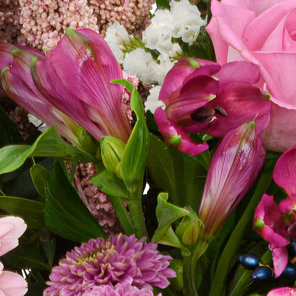 Blumenstrauß Meisterwerk mit Vase & Ferrero Giotto 3er