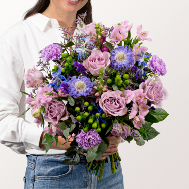 Premiumstrauß Blütenmelodie mit Premiumvase & Ferrero Giotto 3er