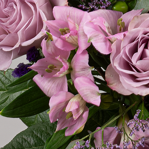 Premiumstrauß Blütenmelodie mit Premiumvase & Ferrero Giotto 3er