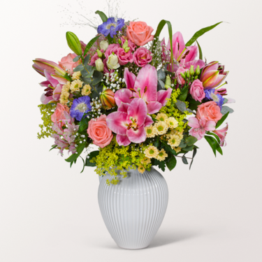 Premiumstrauß Meisterwerk mit Premiumvase & Ferrero Giotto 3er