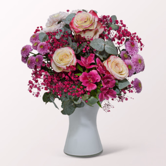 Flower Bouquet Mamas Liebling with vase & 3 Ferrero Giotto