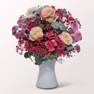 Flower Bouquet Mamas Liebling with vase & 3 Ferrero Giotto