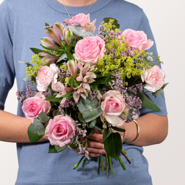 Blumenstrauß Rosengruß mit Vase & Ferrero Giotto 3er