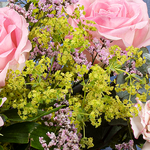 Blumenstrauß Rosengruß mit Vase & Ferrero Giotto 3er