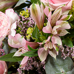 Blumenstrauß Rosengruß mit Vase & Ferrero Giotto 3er
