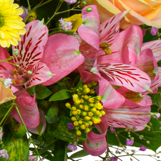 Blumenstrauß Blütenexplosion mit Vase & Ferrero Giotto 3er