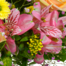 Blumenstrauß Blütenexplosion mit Vase & Ferrero Giotto 3er