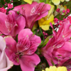 Blumenstrauß Sommerfreude mit Vase & Ferrero Giotto 3er