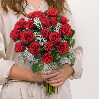 18 rote Rosen mit Schleierkraut mit Vase & Ferrero Giotto 3er