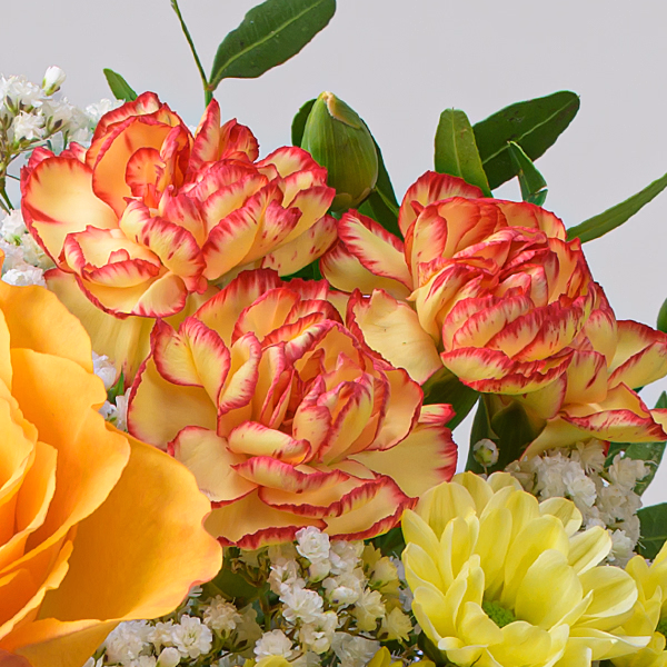 Blumenstrauß Frühlingsfrisch mit Vase & Ferrero Giotto 3er