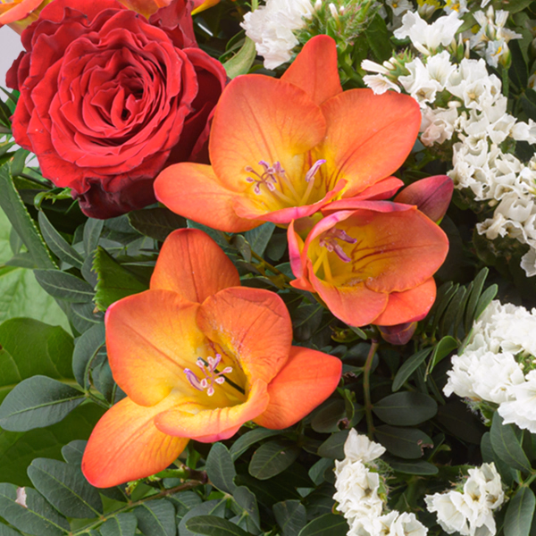 Blumenstrauß Frühlingsblüte mit Vase & Ferrero Giotto 3er