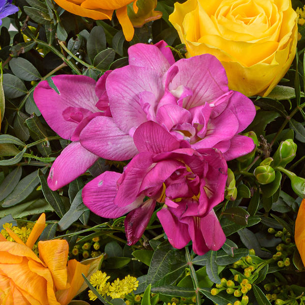 Premium Bouquet Frühlingssensation with Premium Vase & 3 Ferrero Giotto