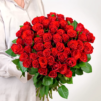 Rote Valentinstags-Rosen im Bund mit Premiumvase & Ferrero Giotto 3er