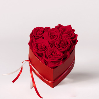 6 rote haltbare Rosen in herzförmiger Schachtel