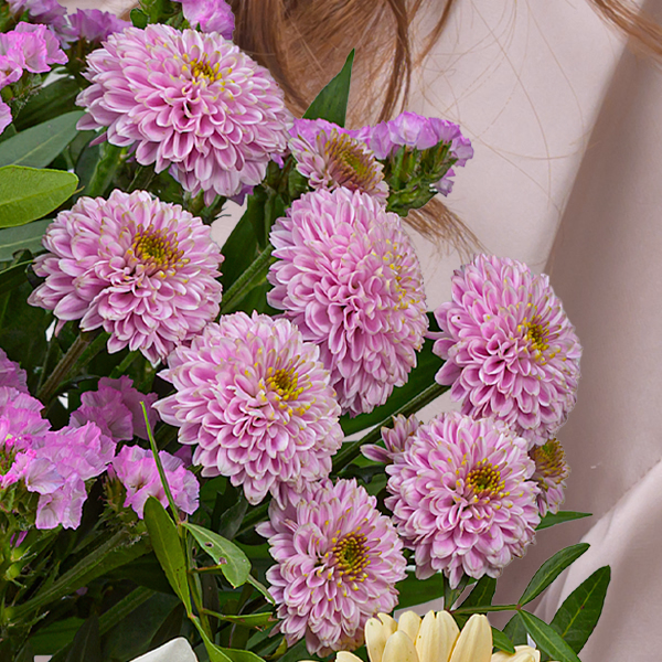 Premium Bouquet Wilde Liebe with Premium Vase & 3 Ferrero Giotto