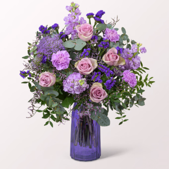 Premium Bouquet Liebesgruß with Premium Vase & 3 Ferrero Giotto
