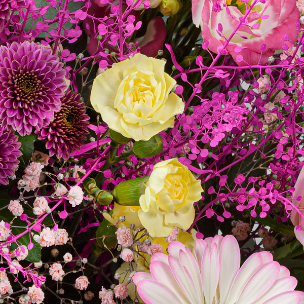 Premium Bouquet Verträumt with Premium Vase & 3 Ferrero Giotto