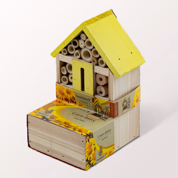 Insektenhotel mit Gänseblümchen