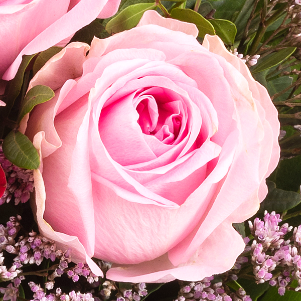 Rosenstrauß Harmony mit Vase & Plüschherz