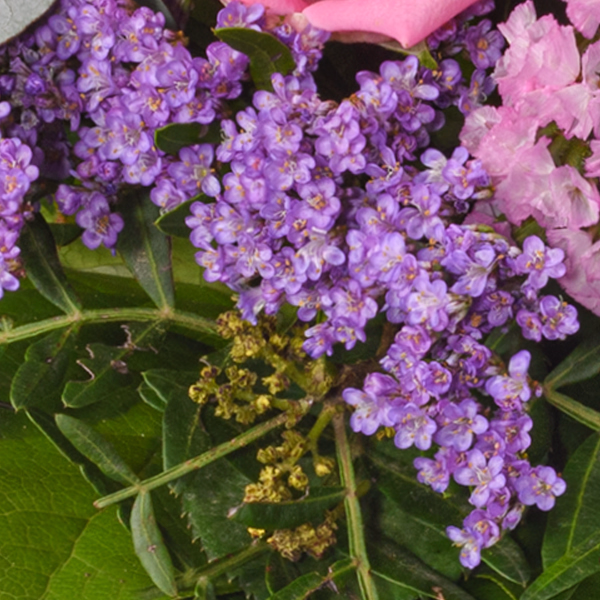 Blumenstrauß Zauberhaft mit Vase & Ferrero Giotto 3er & Blumenstecker