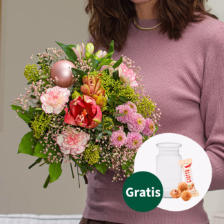 Blumenstrauß Winterglühen mit Vase & Ferrero Giotto 3er