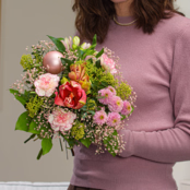 Blumenstrauß Winterglühen mit Vase & Ferrero Giotto 3er