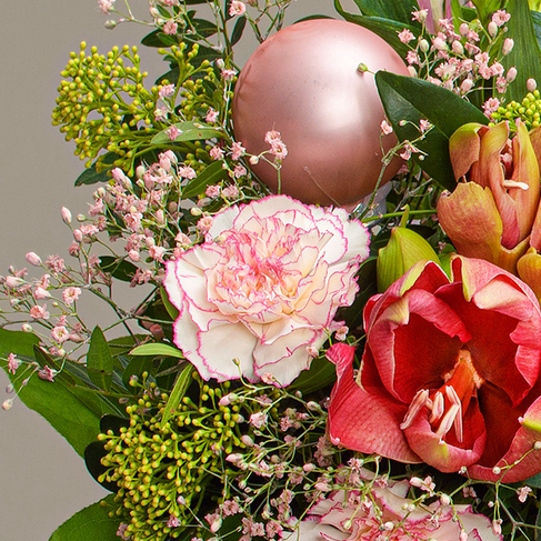 Blumenstrauß Winterglühen mit Vase & Ferrero Giotto 3er