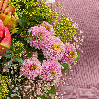 Blumenstrauß Winterglühen mit Vase & Ferrero Giotto 3er