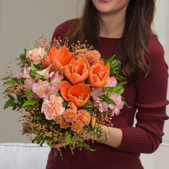 Blumenstrauß Weihnachtskuss mit Vase & Ferrero Giotto 3er