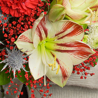 Blumenstrauß Winterode mit Vase & Ferrero Giotto 3er