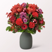 Premiumstrauß Winterblüte mit Premiumvase & Ferrero Giotto 3er