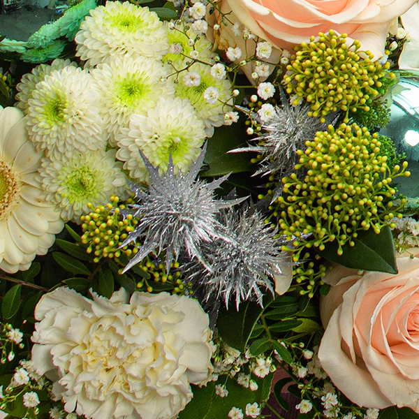 Premium Bouquet Wintertraum with Premium Vase & 3 Ferrero Giotto