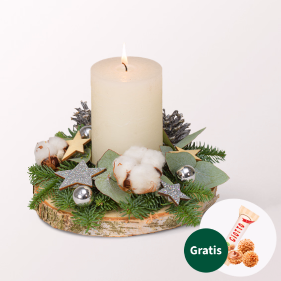 Weihnachtsarrangement mit cremefarbener Kerze mit Ferrero Giotto 3er